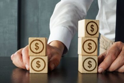 Rodrigo Balassiano analisa como a expansão dos FIDCs no mercado internacional está redefinindo os fundos de investimento no Brasil.