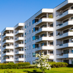 Valderci Malagosini Machado explora como a evolução das habitações verticais e os sistemas de concreto estão moldando a modernização das cidades.