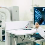 O rastreamento do câncer de mama no SUS ainda enfrenta desafios de cobertura, como aponta Vinicius Tadeu Sattin Rodrigues ao analisar o cenário atual.