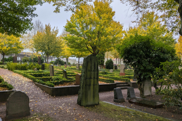 Gestão de resíduos e impacto ambiental no setor funerário analisados por Tiago Oliva Schietti.
