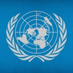 Detalhe de uma bandeira da Organização das Nações Unidas, símbolo da atuação multilateral internacional.