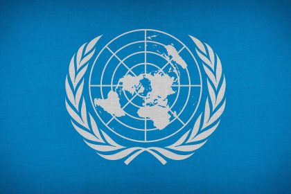 Detalhe de uma bandeira da Organização das Nações Unidas, símbolo da atuação multilateral internacional.