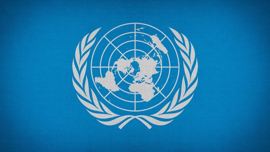 Detalhe de uma bandeira da Organização das Nações Unidas, símbolo da atuação multilateral internacional.
