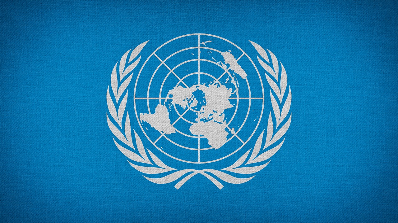 Detalhe de uma bandeira da Organização das Nações Unidas, símbolo da atuação multilateral internacional.